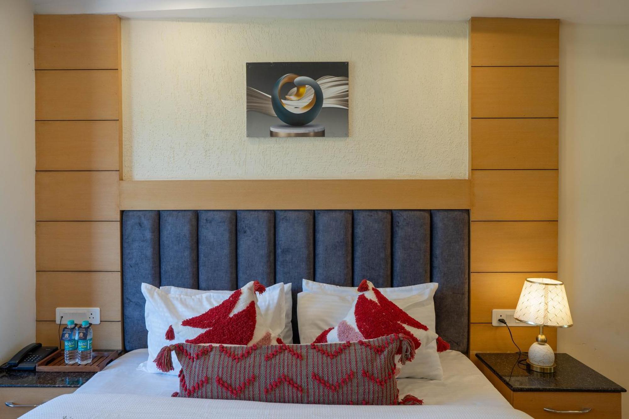 Super Hotel By Perfectstayz Mall Road Mussoorie Exterior photo